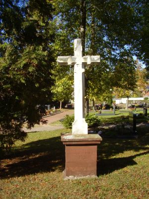 Friedhof-Kreuz-Denkmalschutz_1_400